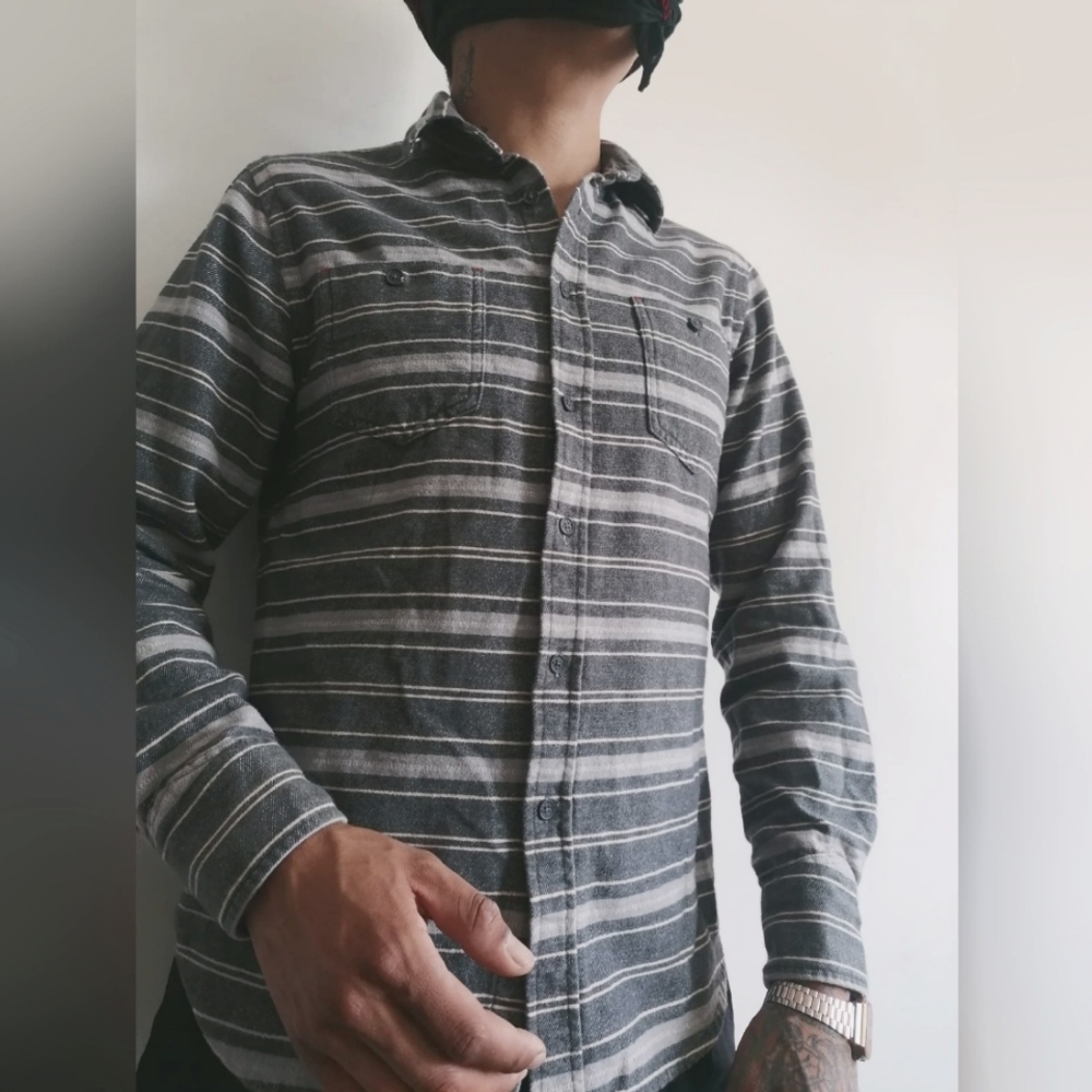 Medium gray "Howe" shirt.